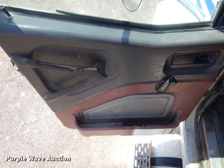 image for item DJ1915 2002 International 9400i  spreader truck