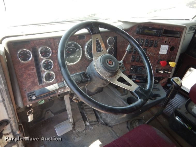 image for item DJ1915 2002 International 9400i  spreader truck