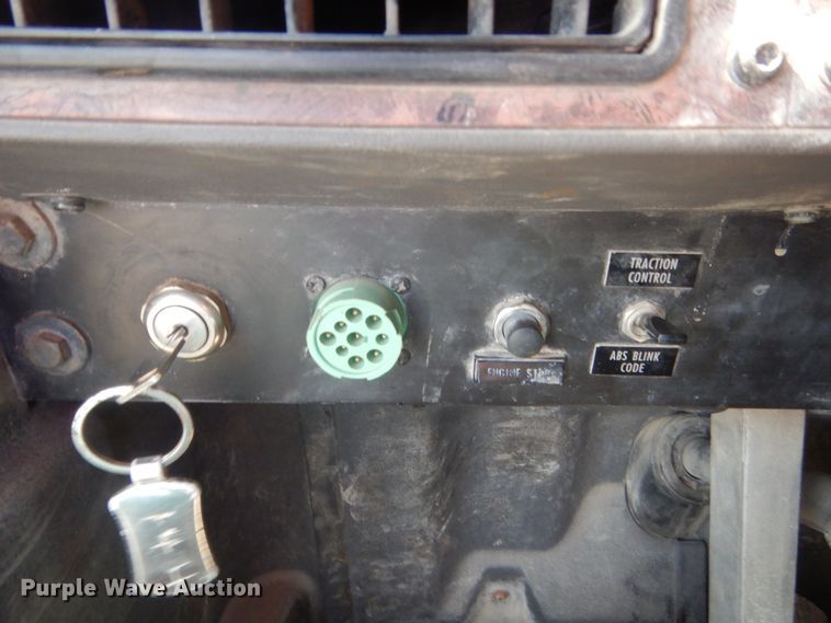 image for item DJ1915 2002 International 9400i  spreader truck