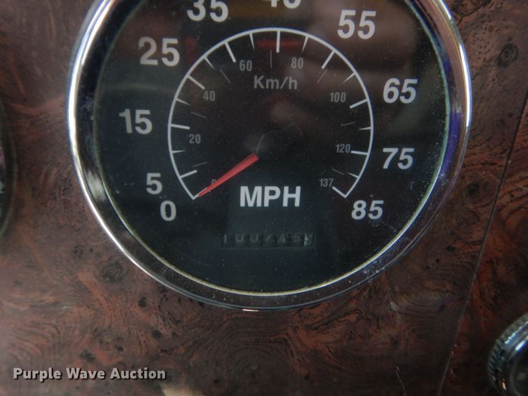 image for item DJ1915 2002 International 9400i  spreader truck