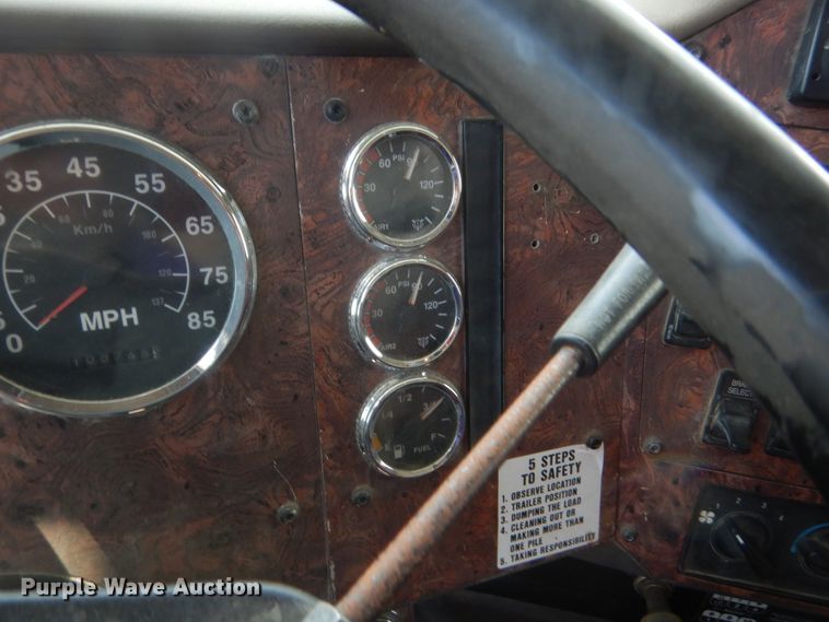 image for item DJ1915 2002 International 9400i  spreader truck