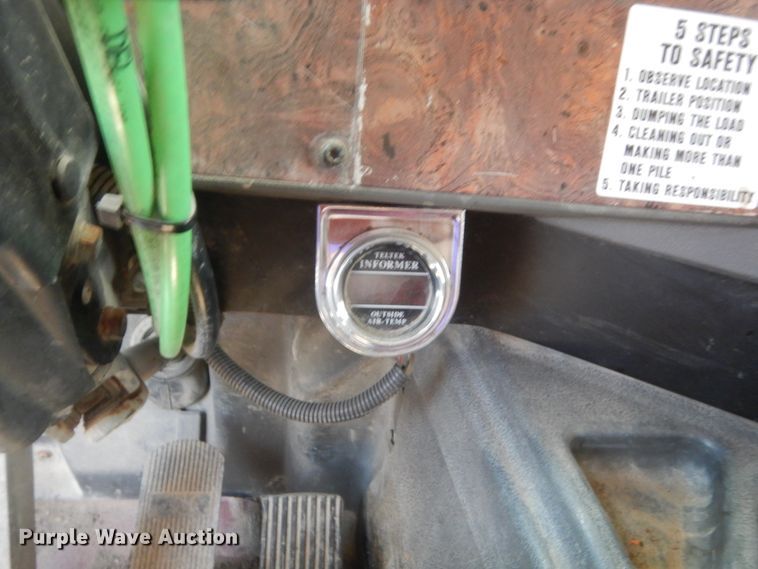 image for item DJ1915 2002 International 9400i  spreader truck