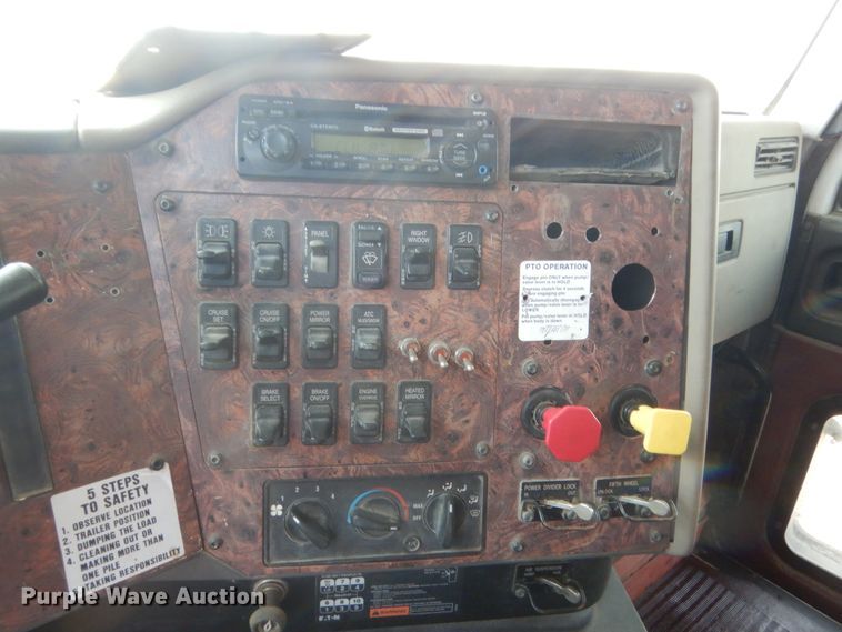 image for item DJ1915 2002 International 9400i  spreader truck