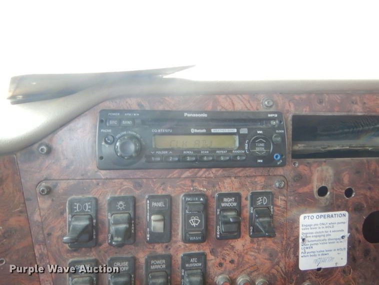 image for item DJ1915 2002 International 9400i  spreader truck