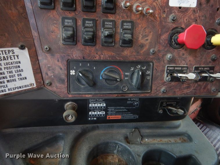 image for item DJ1915 2002 International 9400i  spreader truck