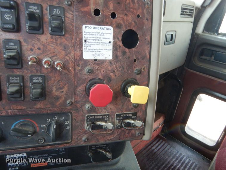 image for item DJ1915 2002 International 9400i  spreader truck