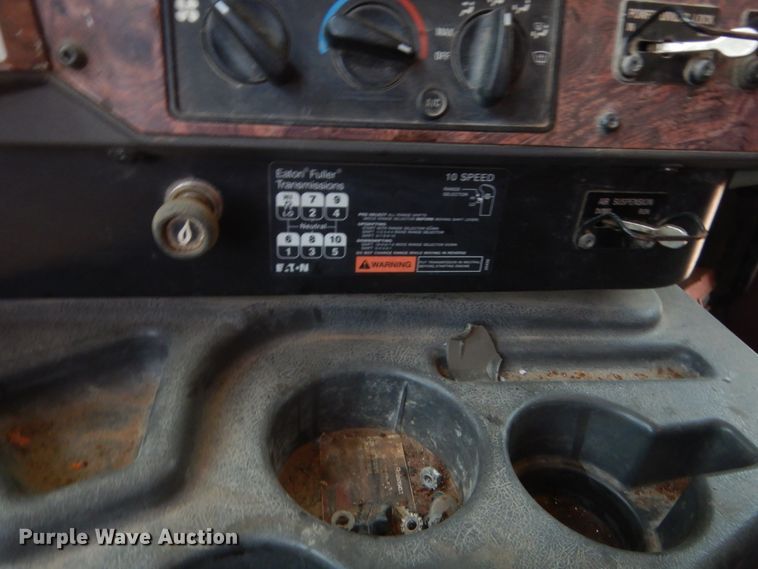 image for item DJ1915 2002 International 9400i  spreader truck