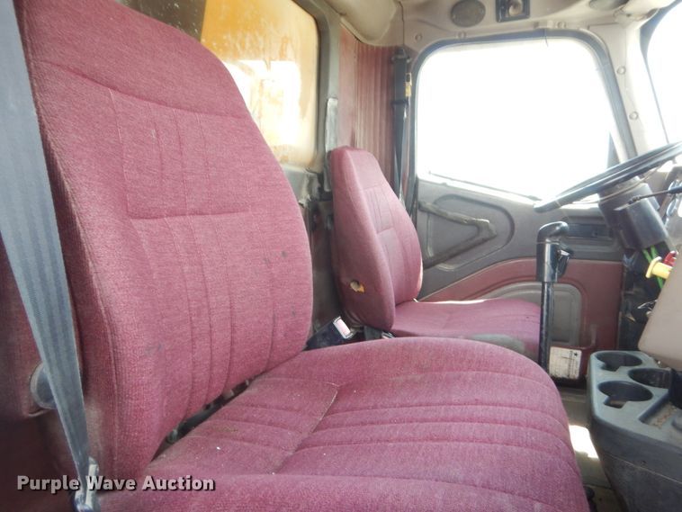 image for item DJ1915 2002 International 9400i  spreader truck