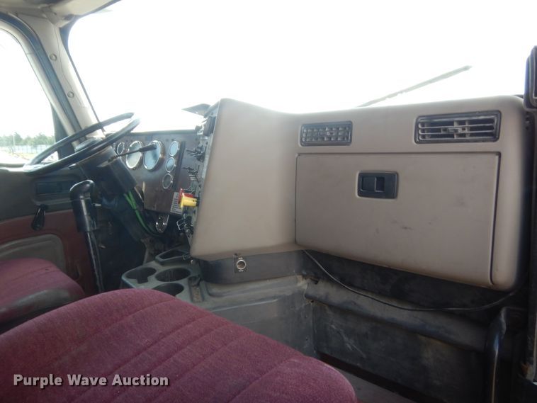 image for item DJ1915 2002 International 9400i  spreader truck