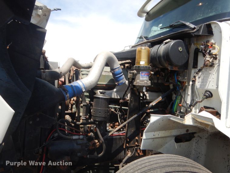 image for item DJ1915 2002 International 9400i  spreader truck