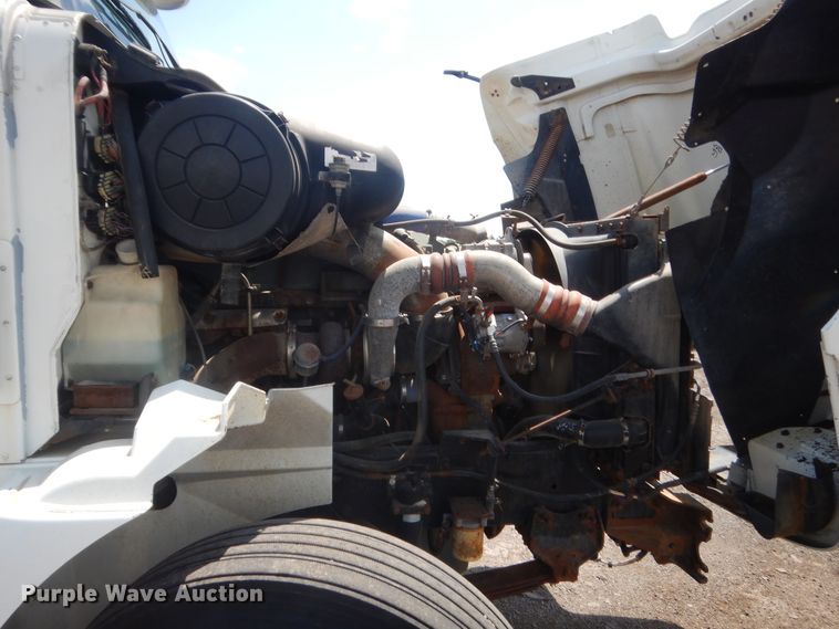 image for item DJ1915 2002 International 9400i  spreader truck