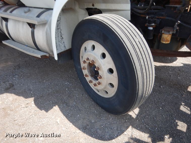 image for item DJ1915 2002 International 9400i  spreader truck