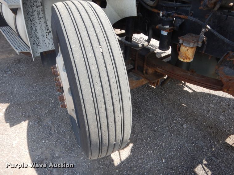 image for item DJ1915 2002 International 9400i  spreader truck