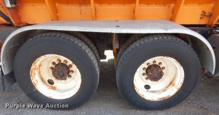 image for item DJ1915 2002 International 9400i  spreader truck