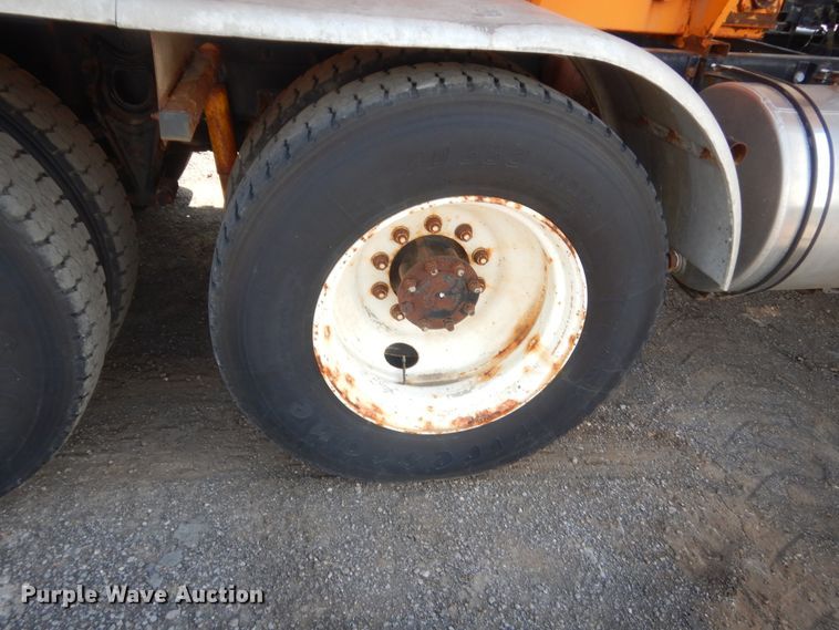 image for item DJ1915 2002 International 9400i  spreader truck