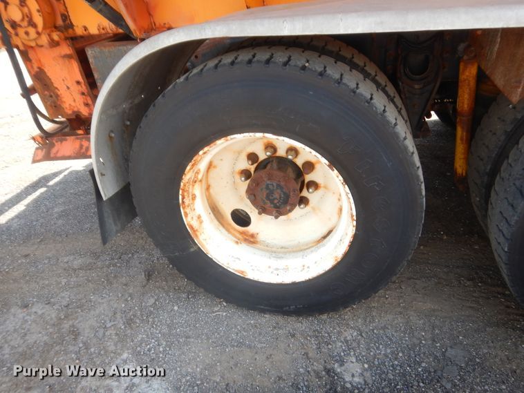 image for item DJ1915 2002 International 9400i  spreader truck