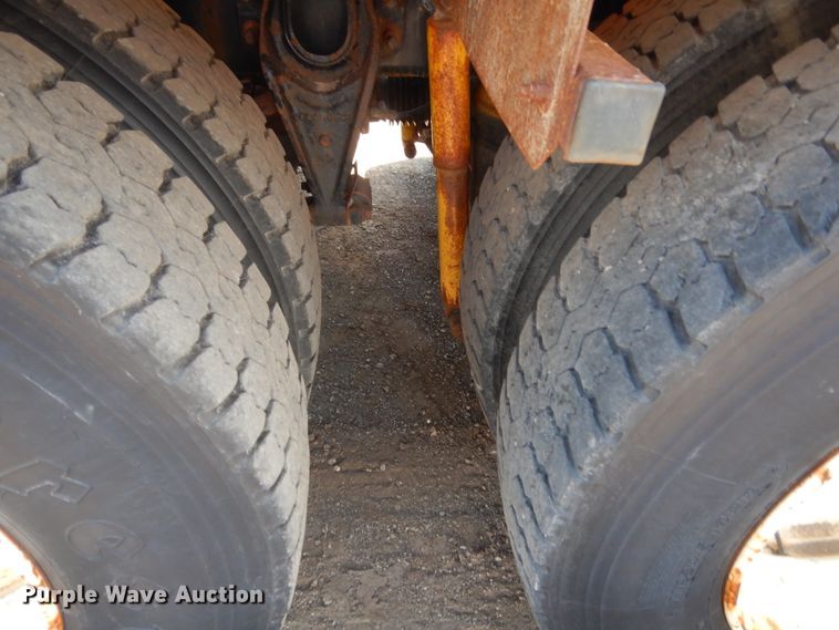 image for item DJ1915 2002 International 9400i  spreader truck