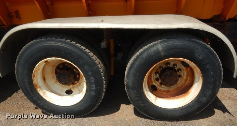 image for item DJ1915 2002 International 9400i  spreader truck