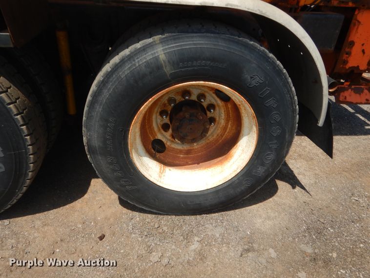 image for item DJ1915 2002 International 9400i  spreader truck