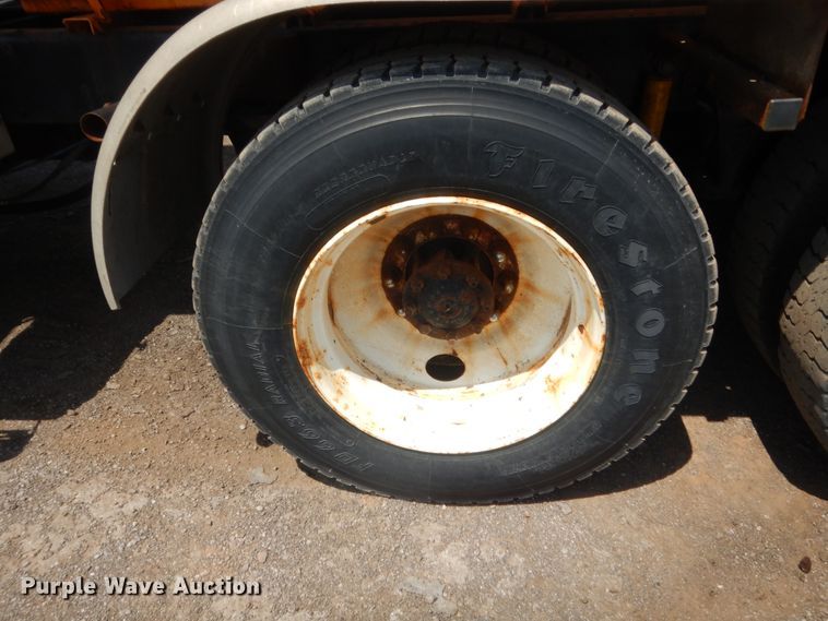 image for item DJ1915 2002 International 9400i  spreader truck