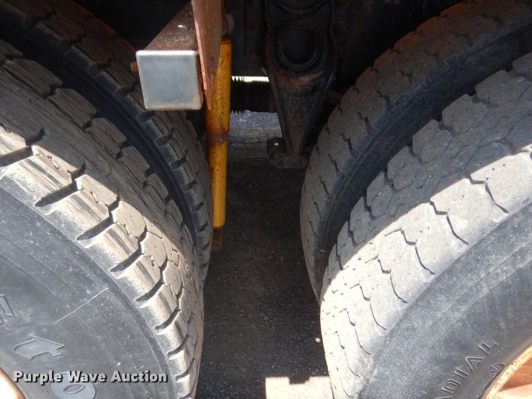 image for item DJ1915 2002 International 9400i  spreader truck