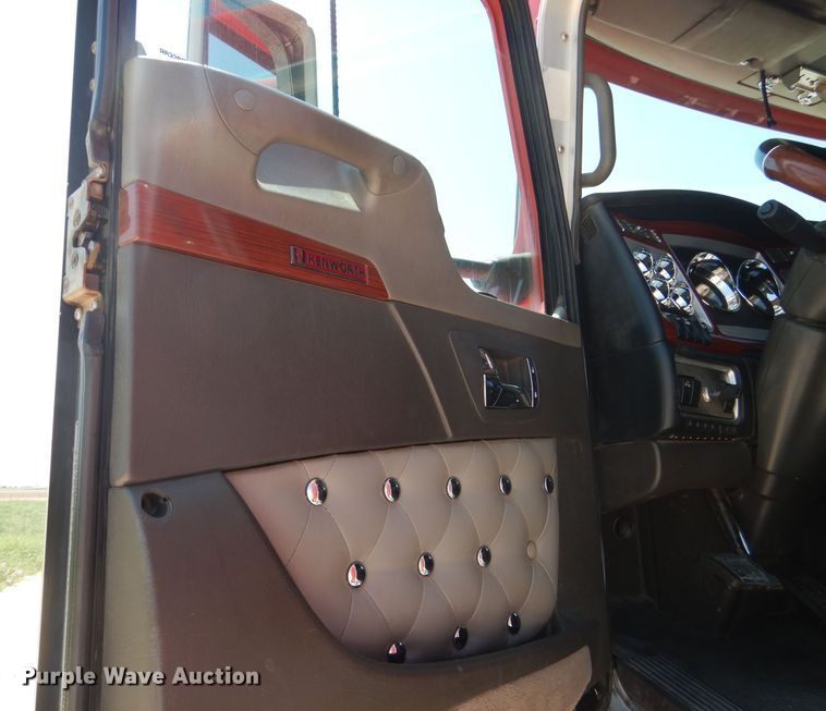 image for item DJ8849 2007 Kenworth T600  semi truck