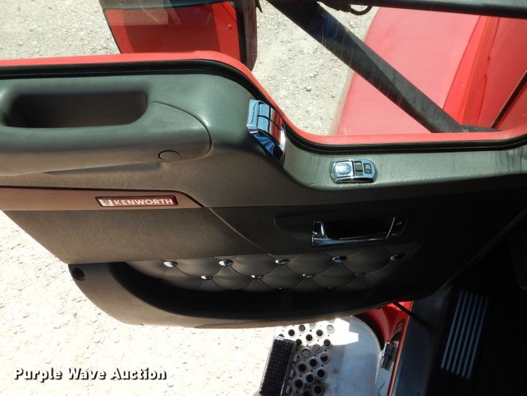 image for item DJ8849 2007 Kenworth T600  semi truck