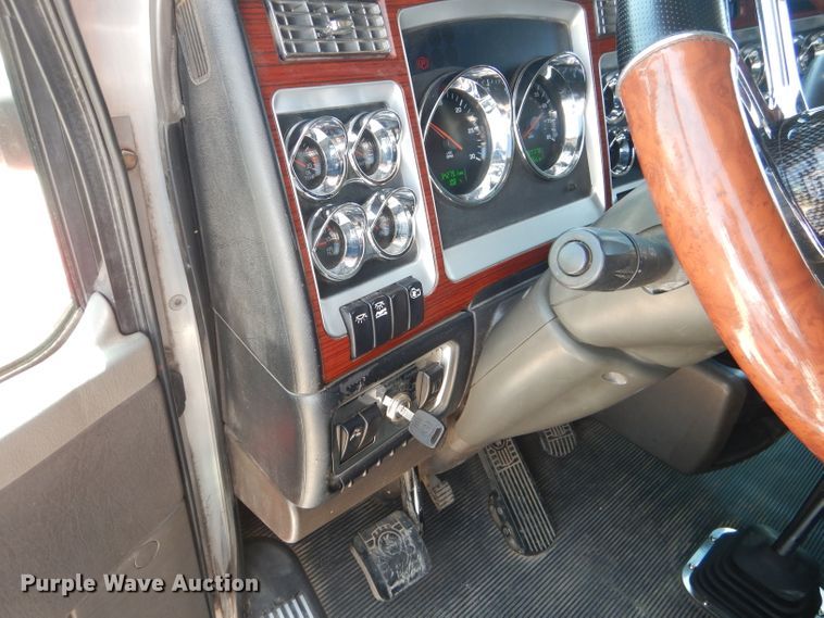 image for item DJ8849 2007 Kenworth T600  semi truck