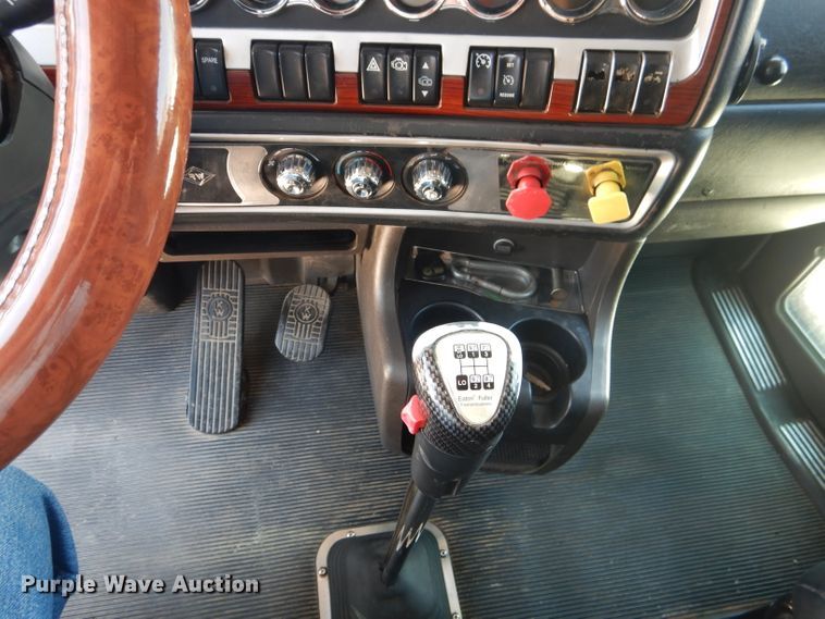 image for item DJ8849 2007 Kenworth T600  semi truck