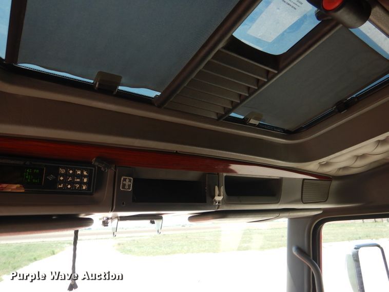 image for item DJ8849 2007 Kenworth T600  semi truck