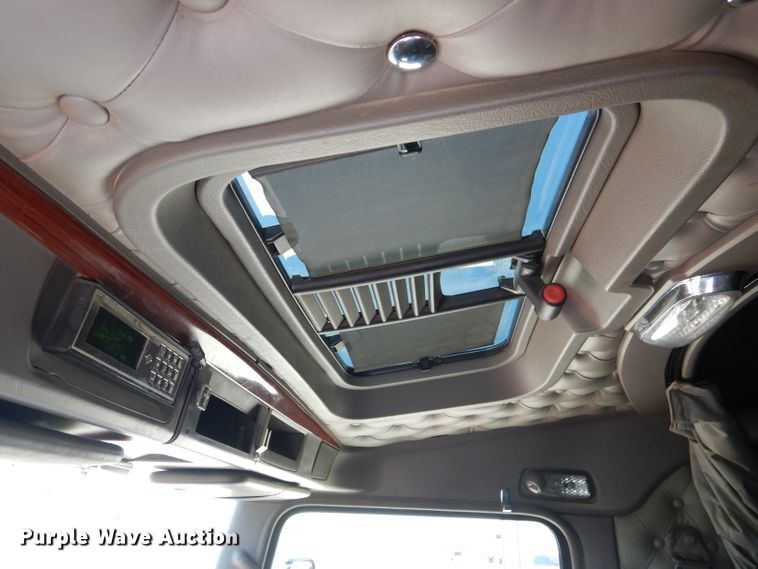 image for item DJ8849 2007 Kenworth T600  semi truck