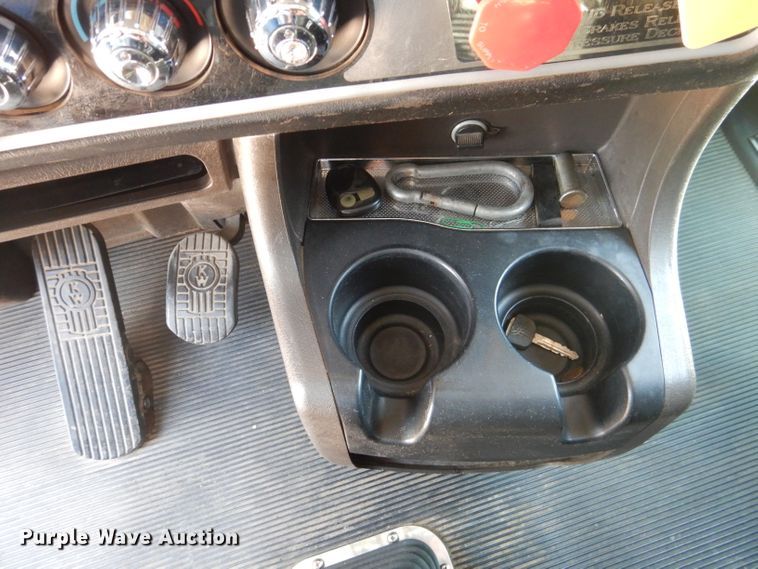 image for item DJ8849 2007 Kenworth T600  semi truck