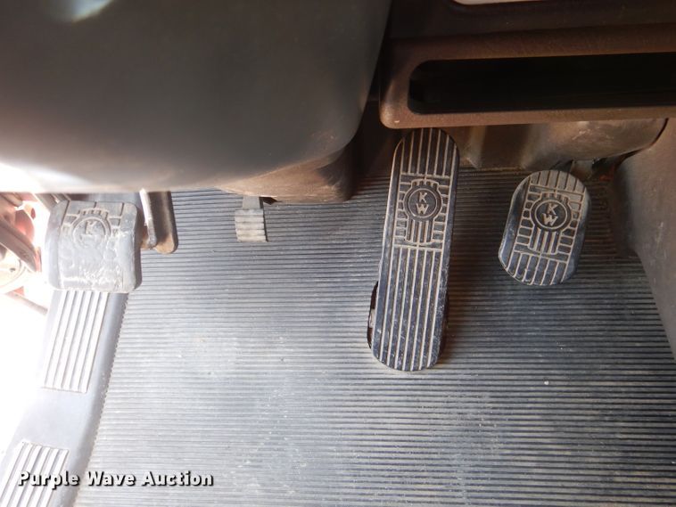 image for item DJ8849 2007 Kenworth T600  semi truck