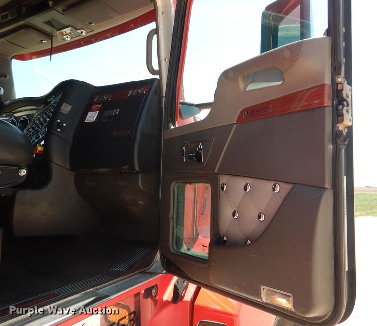 image for item DJ8849 2007 Kenworth T600  semi truck