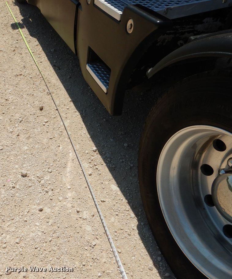 image for item DJ8849 2007 Kenworth T600  semi truck