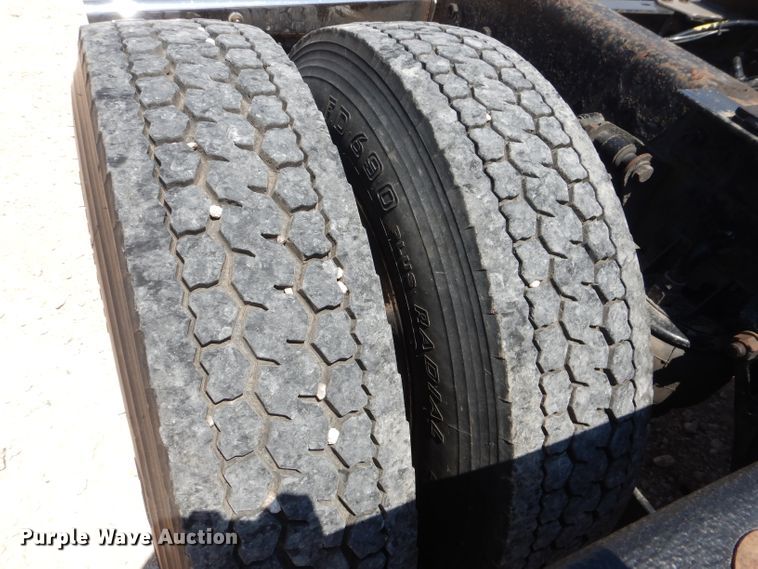 image for item DJ8849 2007 Kenworth T600  semi truck