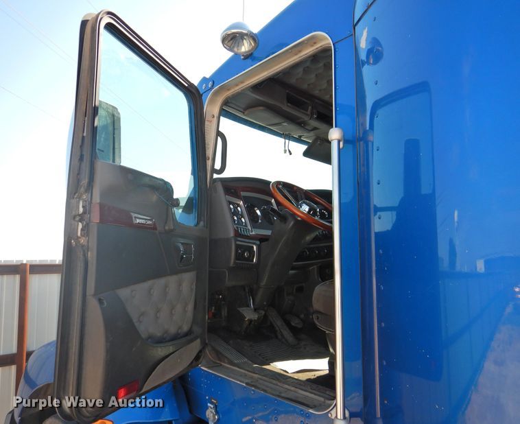 image for item DK2243 2008 Kenworth T600  semi truck