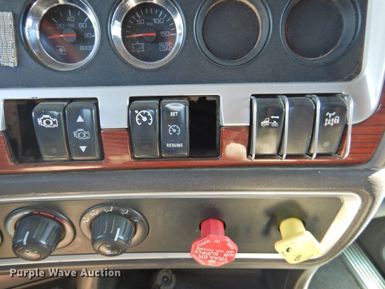 image for item DK2243 2008 Kenworth T600  semi truck