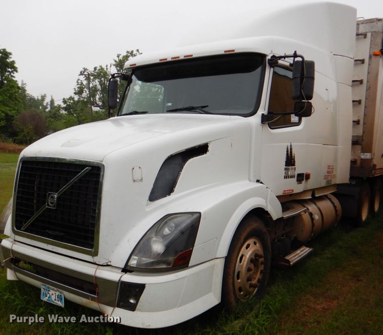 image for item DK5692 2005 Volvo VNL  semi truck