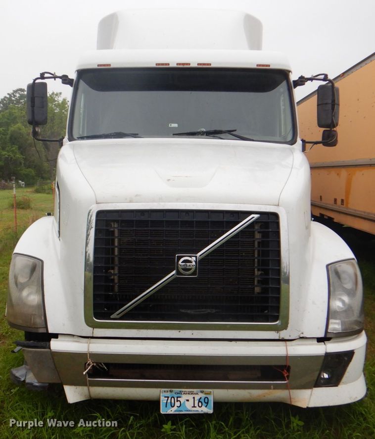 image for item DK5692 2005 Volvo VNL  semi truck