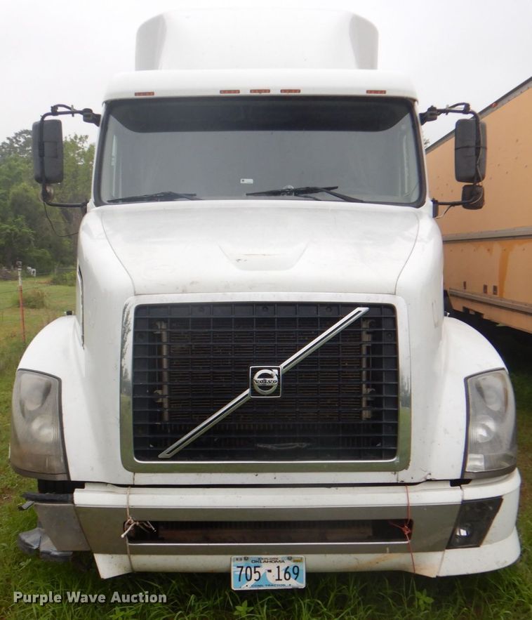 image for item DK5692 2005 Volvo VNL  semi truck
