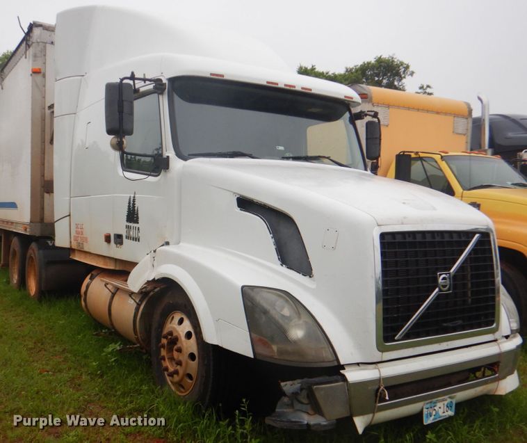 image for item DK5692 2005 Volvo VNL  semi truck
