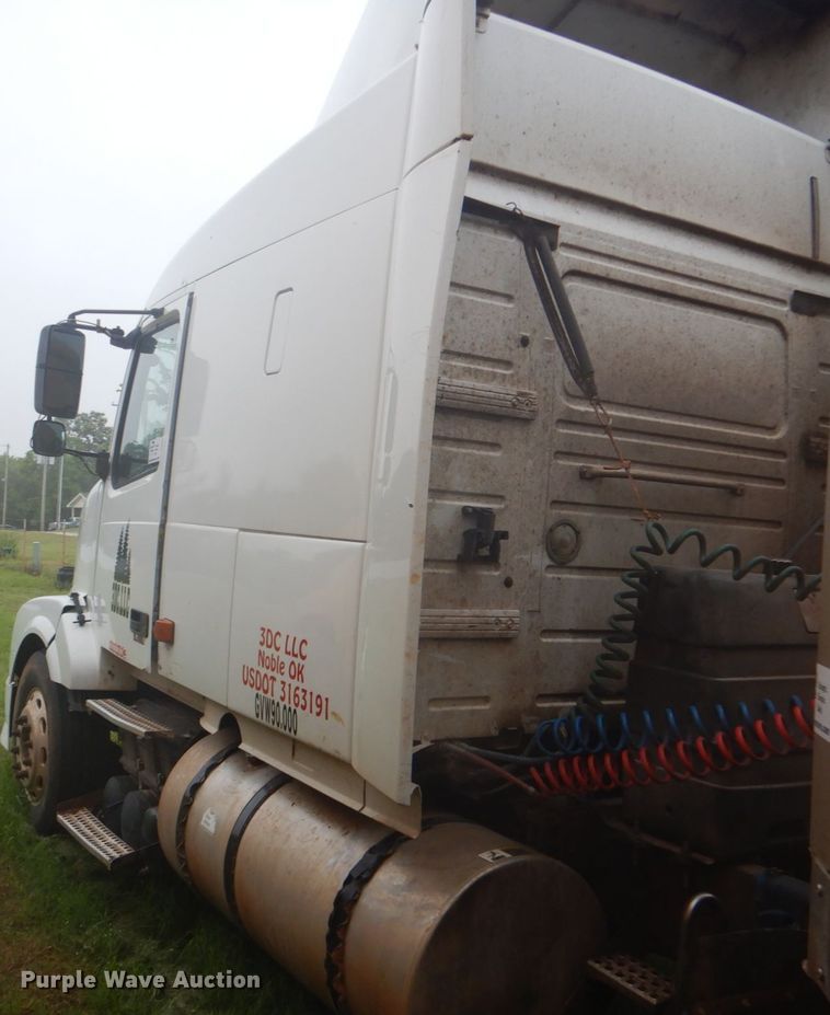 image for item DK5692 2005 Volvo VNL  semi truck