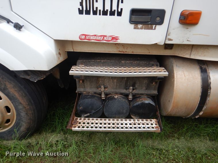 image for item DK5692 2005 Volvo VNL  semi truck