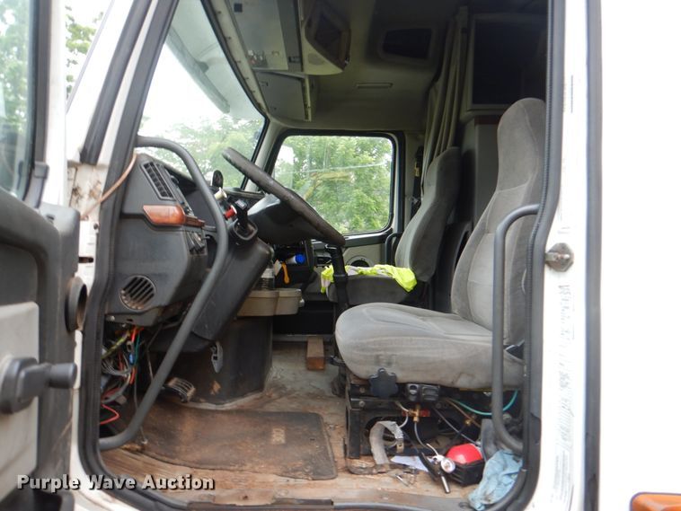 image for item DK5692 2005 Volvo VNL  semi truck