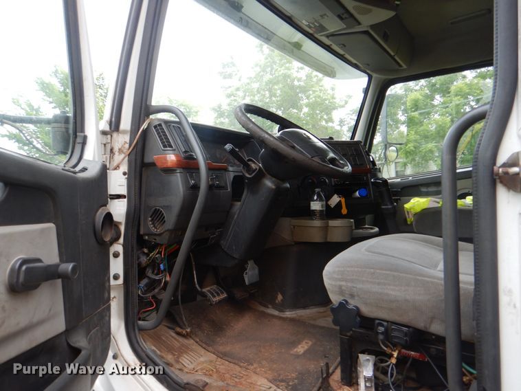 image for item DK5692 2005 Volvo VNL  semi truck