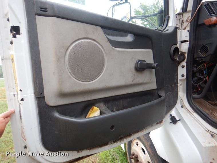 image for item DK5692 2005 Volvo VNL  semi truck