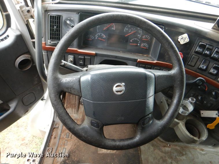 image for item DK5692 2005 Volvo VNL  semi truck