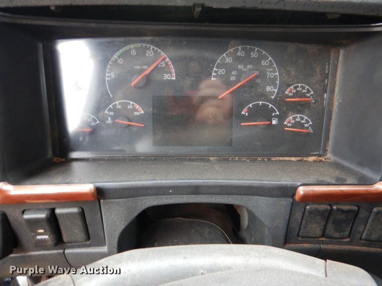 image for item DK5692 2005 Volvo VNL  semi truck