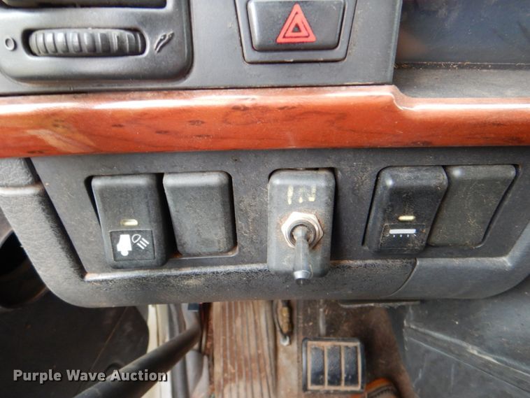 image for item DK5692 2005 Volvo VNL  semi truck